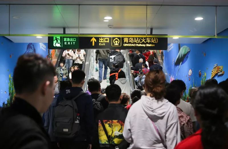 青島地鐵端午假期客流統(tǒng)計大數(shù)據(jù)“出爐”:載客422.88萬人次 (圖1) 4444416268cd499b805d1daad788cec1.jpeg